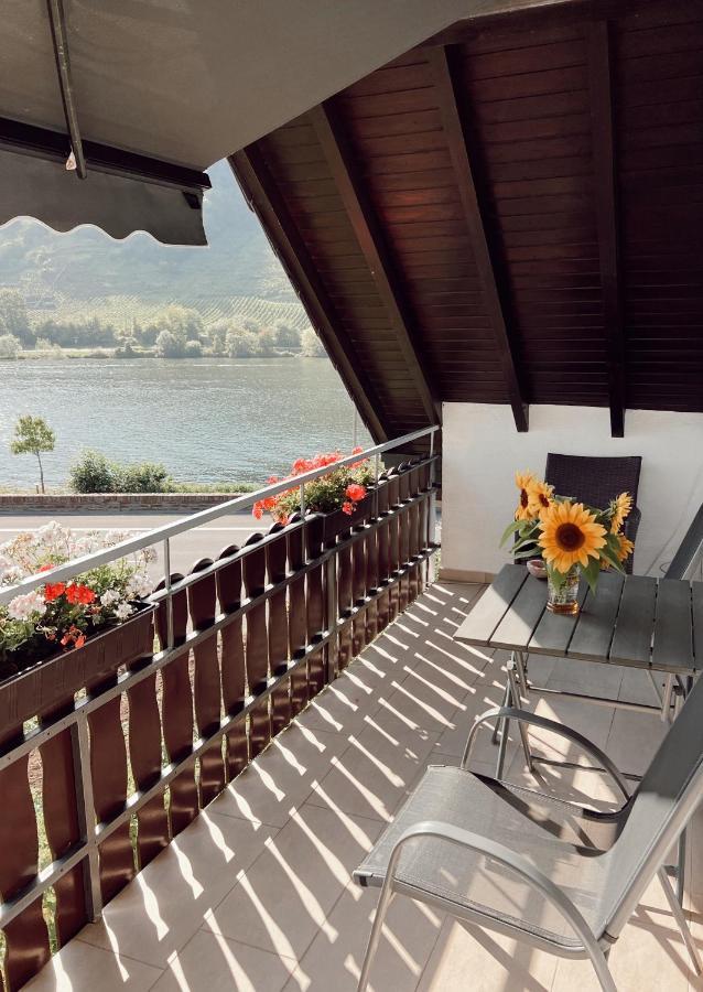 Ferienwohnung Moselflair Mit Direktem Blick Auf Die Mosel Und Weinberge Oberfell Extérieur photo